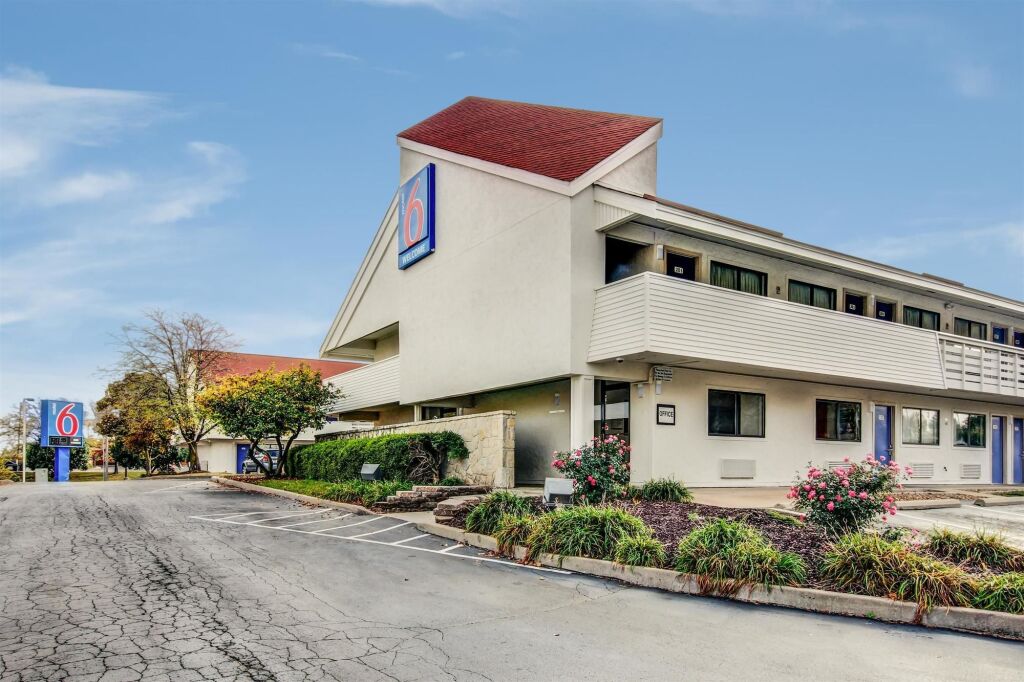 Red Roof Inn Bridgeton image