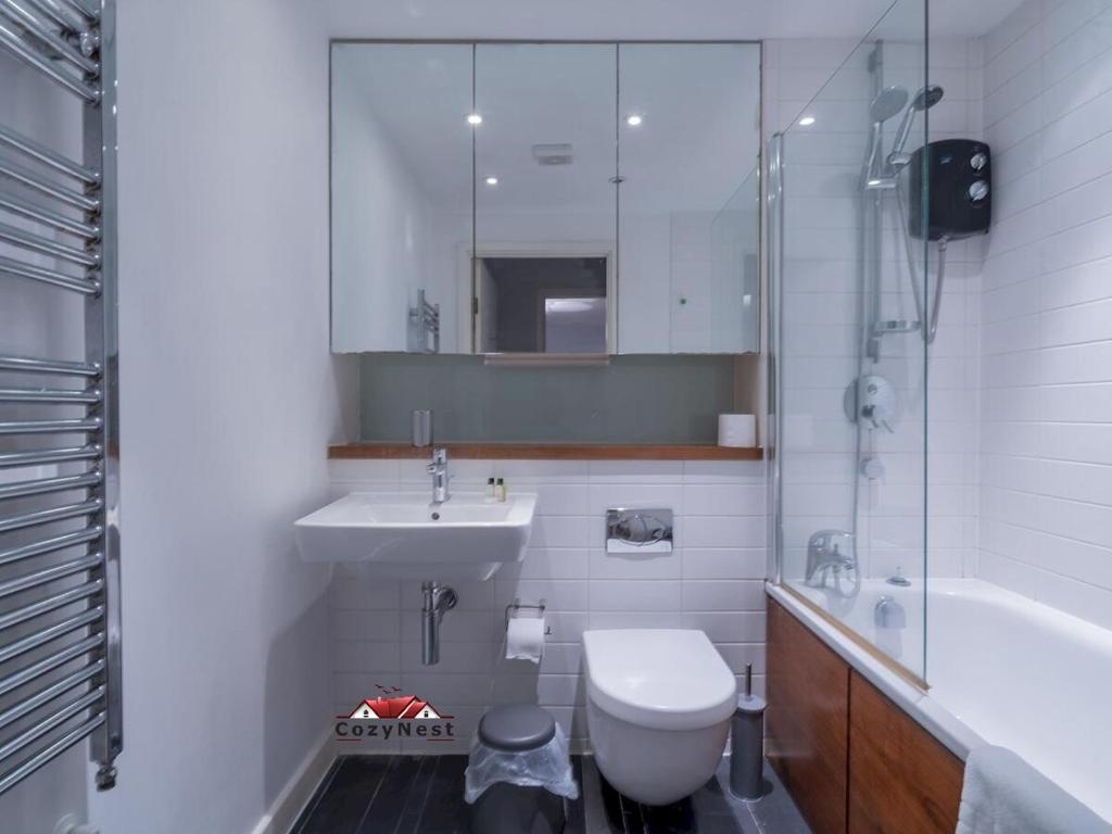 Deluxe, Self Contained Flat by CozyNest
