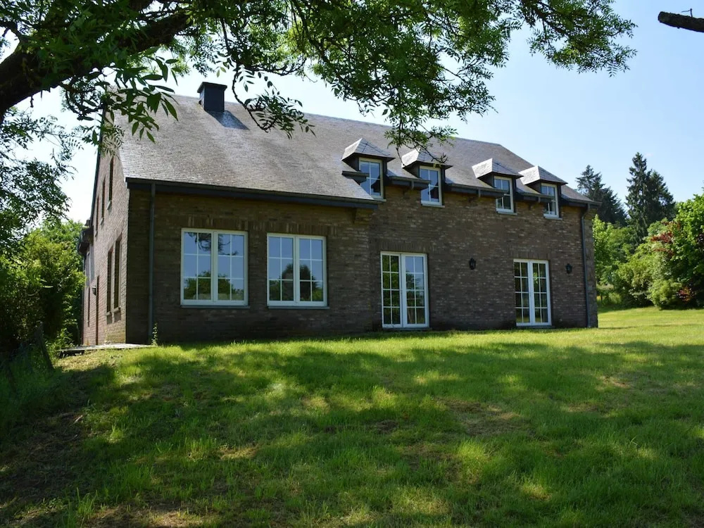 Spacious Villa Near Lesse
