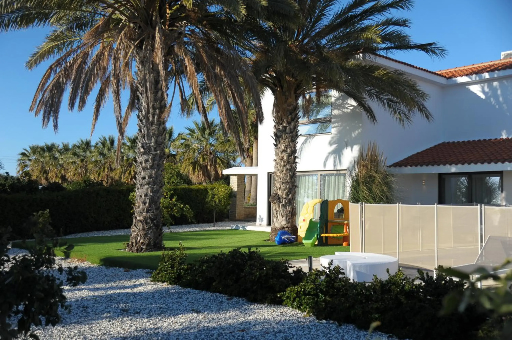 Luxury 6 bedrooms villa in Cyprus
