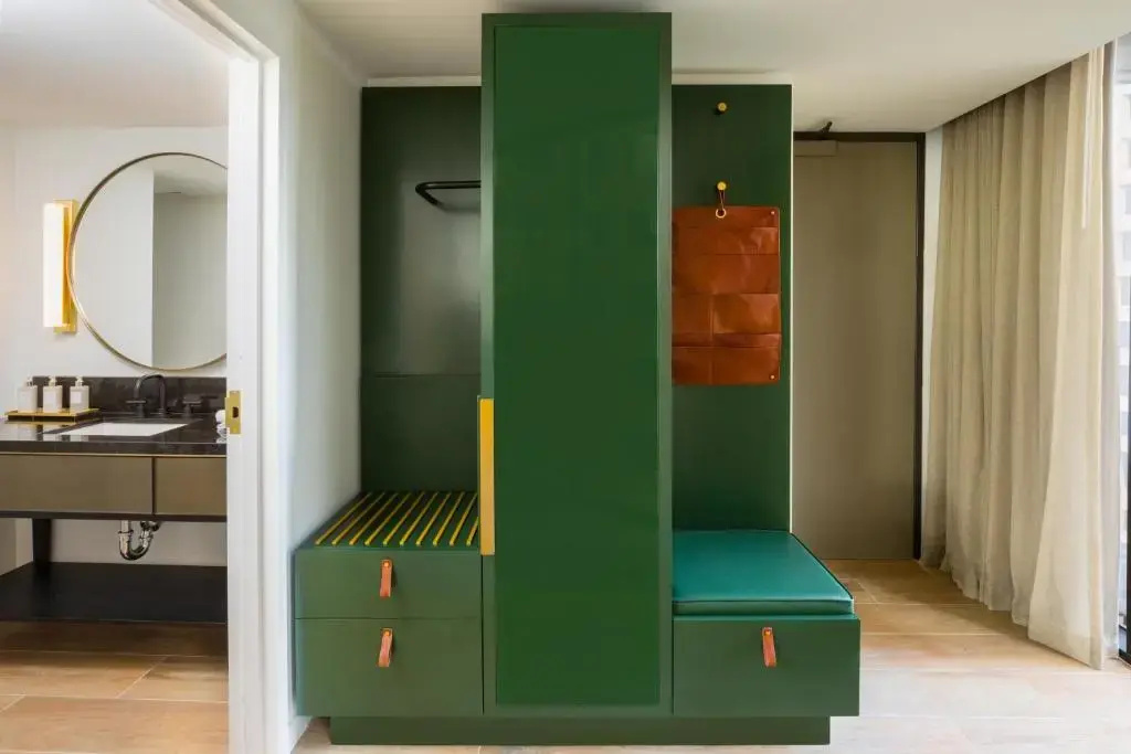 C. Baldwin, Curio Collection by Hilton - Chambres