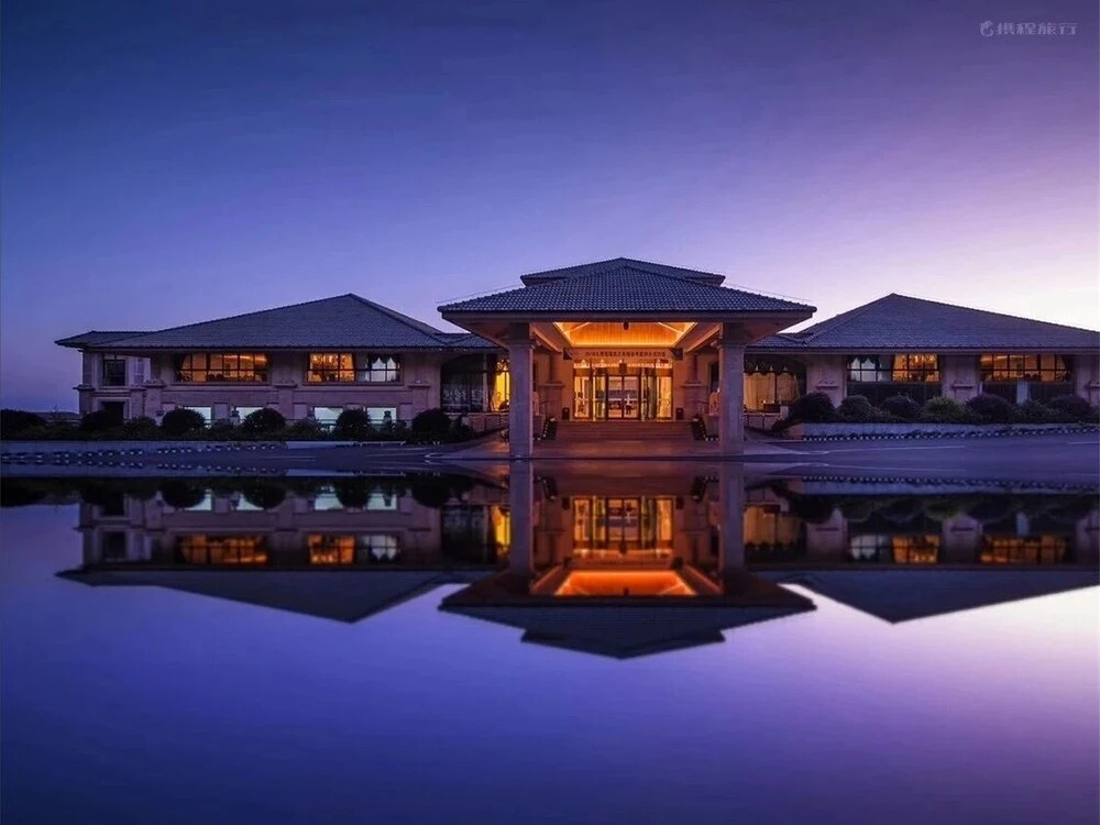 Dali Art Golf Hotel
