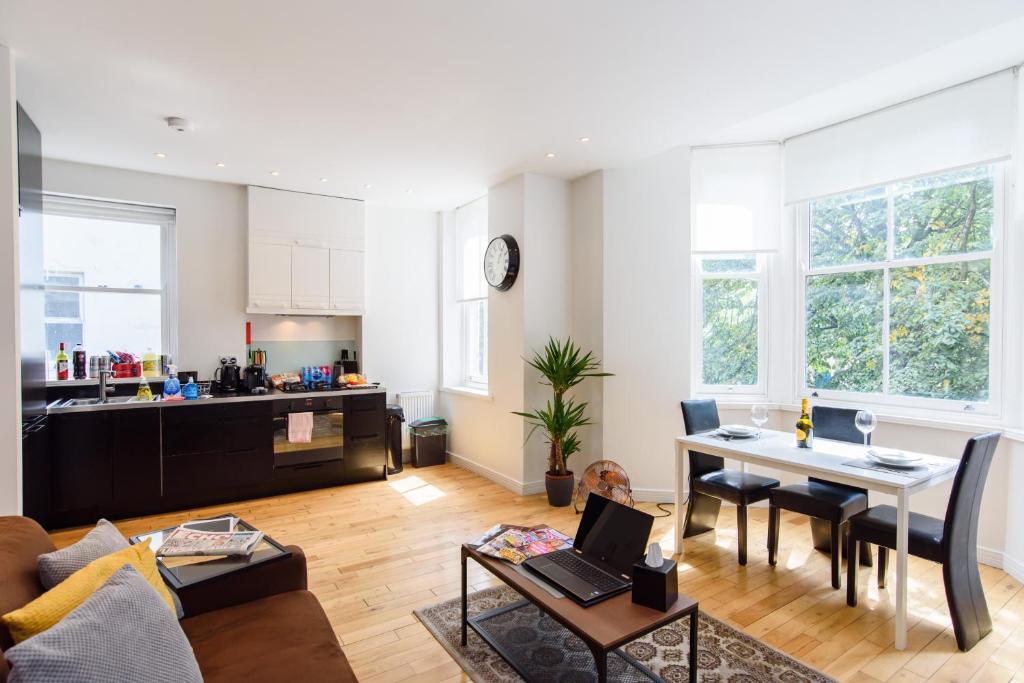 Отель Oakfield Premier Apartments - Fast Wifi - 5 mins City Centre, фото 14