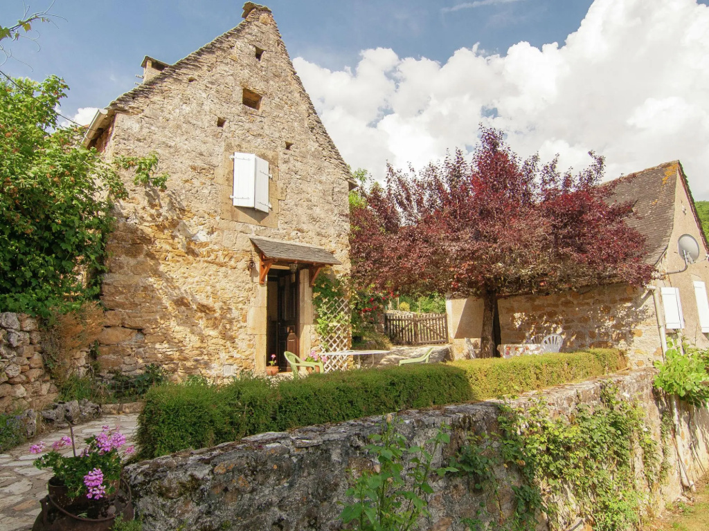 Tasteful Cottage in Roziers with Terrace,Garden,Bbq, Parking