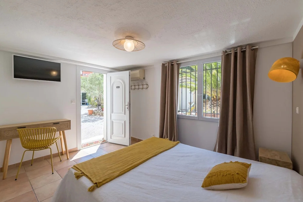Standard Double room with garden view (full double bed)