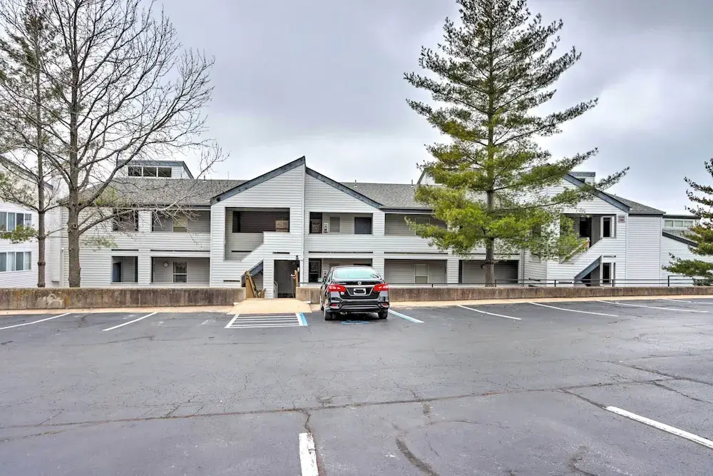 Lakefront Retreat w/ Community Pool in Osage Beach