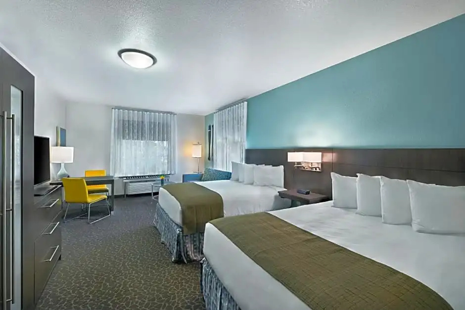 Oxford Suites Bellingham - Tap to explore photos