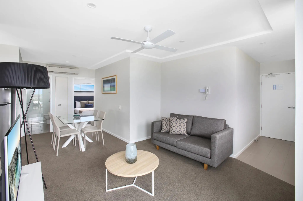 2 Bedrooms Apartment with land view