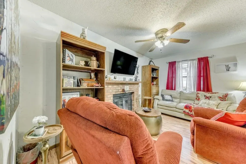 Eagle's Nest - Hot Tub, Deck & Prime Location 2 Bedroom Cabin - фото 2
