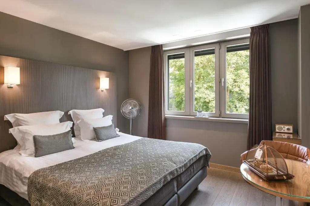 Standard Double room with canal view (full double bed)