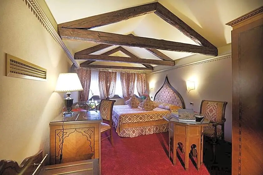 Double Junior Suite with canal view (full double bed)