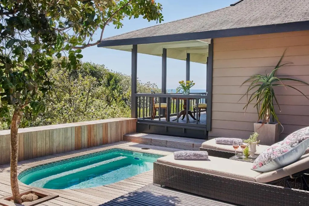 豪華雙人房，設有陽台及海景，配有大床。