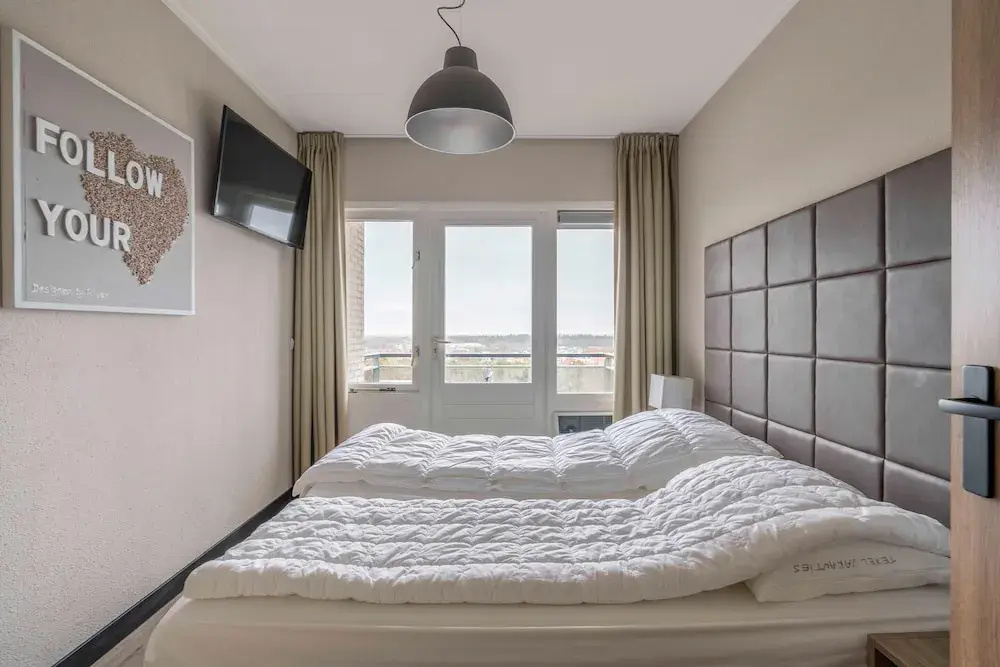 4-person Apartment With Island View