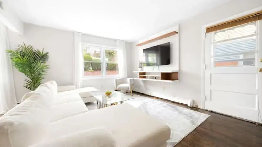 Upscale 3BR NY Home with Free Parking — фото 5