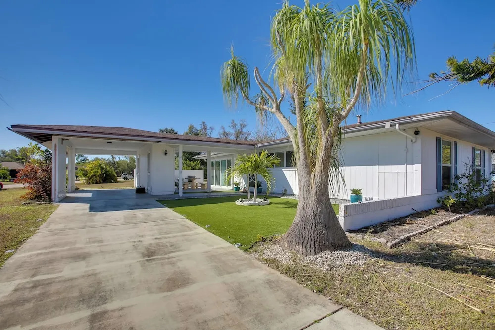 4 Mi to Beach! Snowbird Escape in Port Charlotte