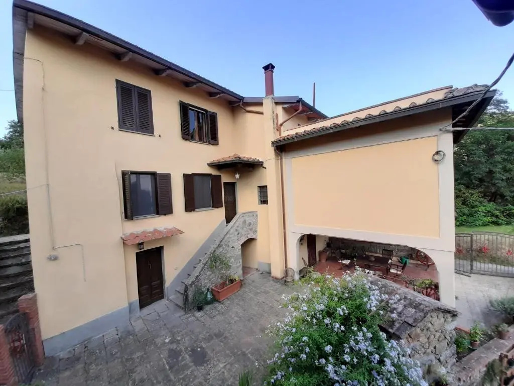 4 Bedrooms Apartment