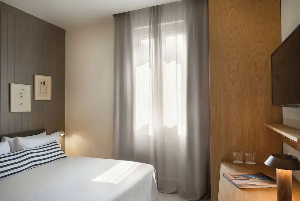 Standard room with street view
