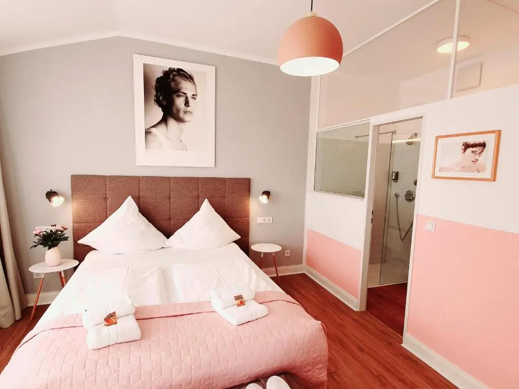 Deluxe Double room (full double bed)