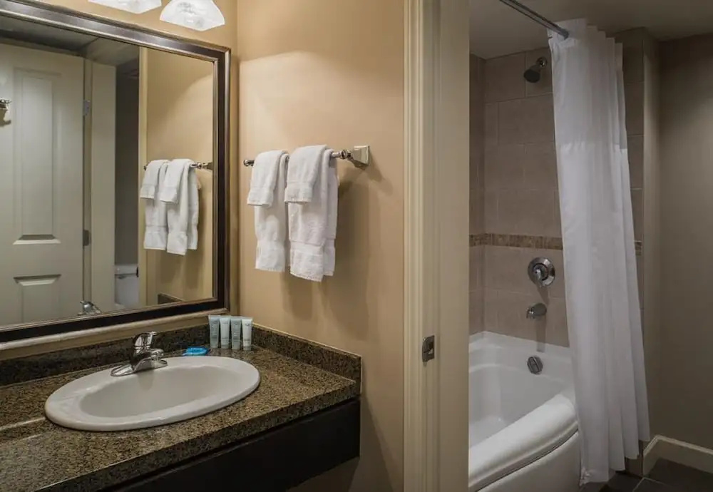 2 Bedrooms Double Suite with balcony and with mountain view (full double bed)