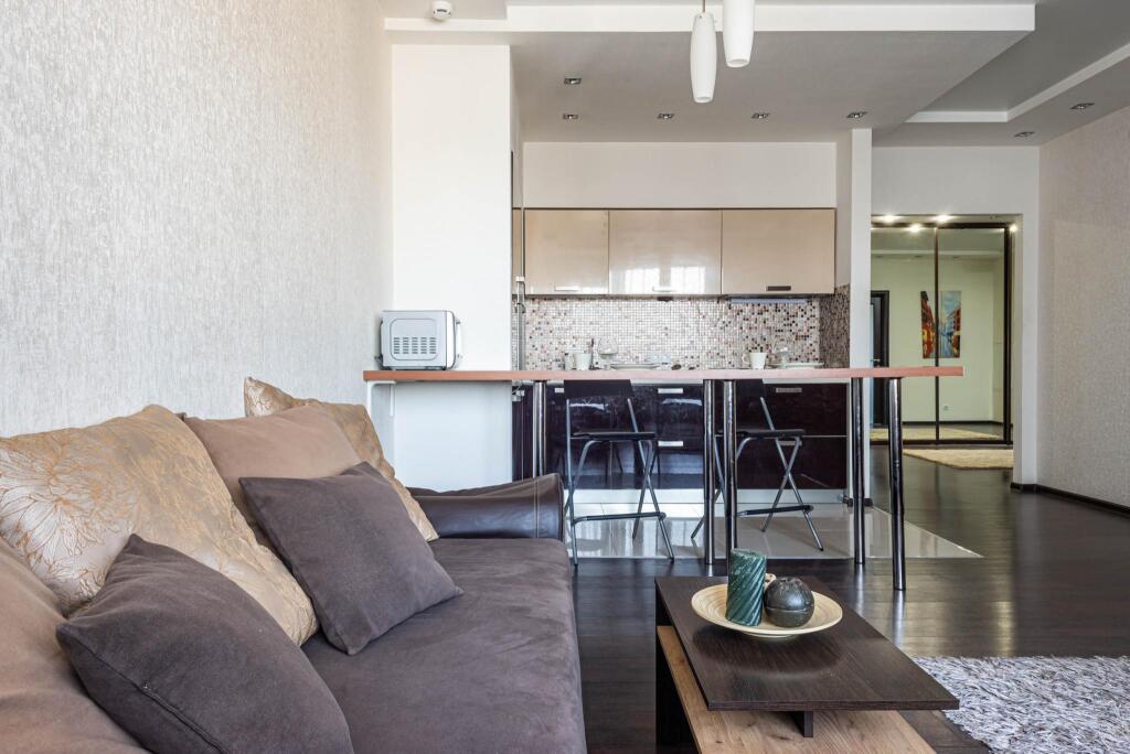 апартаменты рента 36. квартира под рентой. интерьер квартиры для сдачи в аренду. квартира под рентой. жилая комната в цокольном этаже.