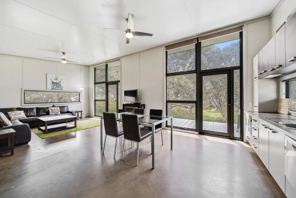 Ecocrackenback 2 'Sustainable, luxurious chalet close to the slopes.' in Crackenback