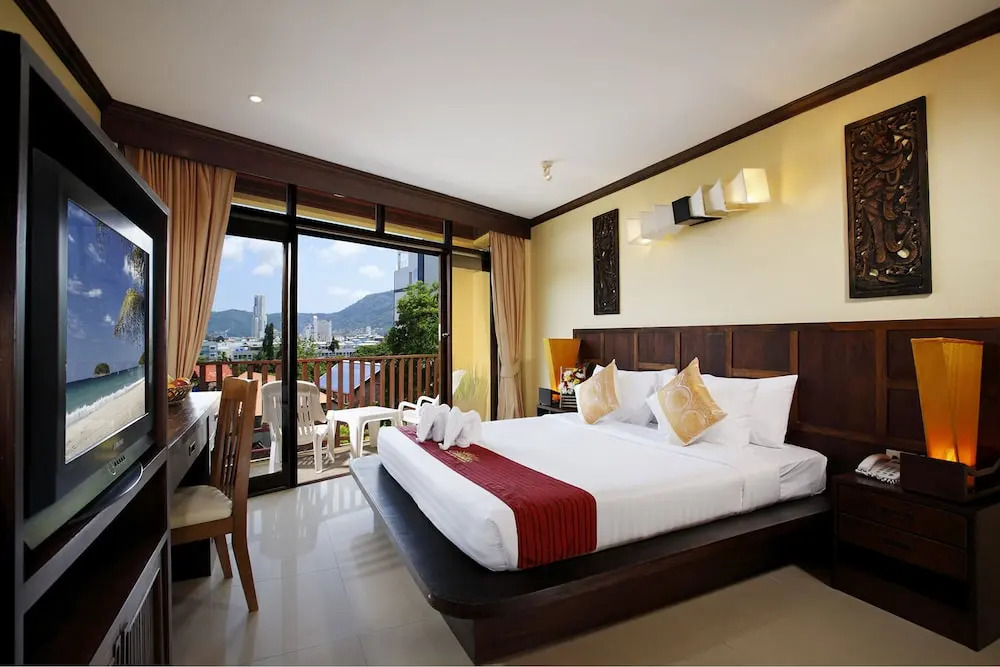 Двухместный номер Deluxe с балконом двуспальная кровать в Club Bamboo Boutique Patong Beach Resort