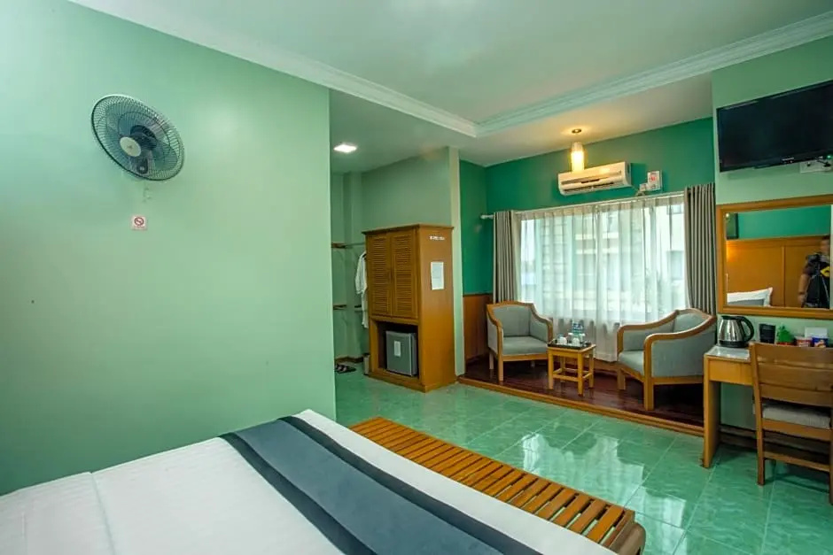 Deluxe Double room (full double bed)