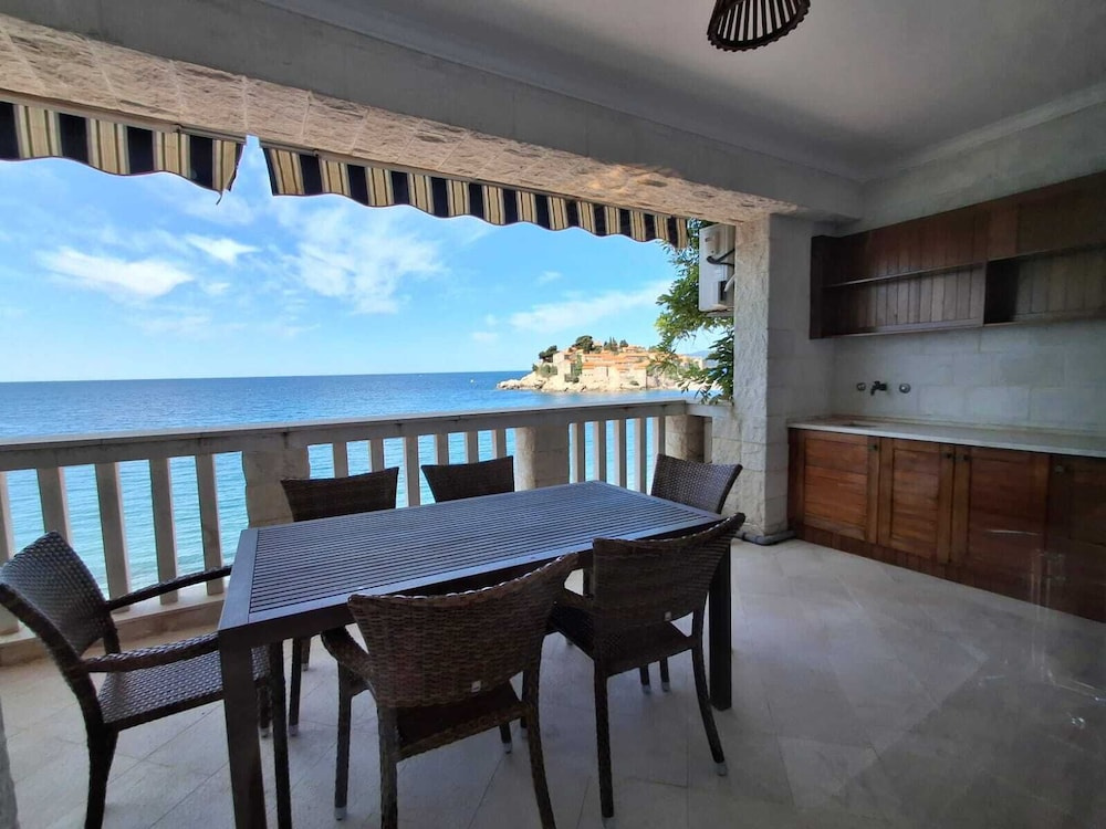 Beachfront Four bedroom Apartment