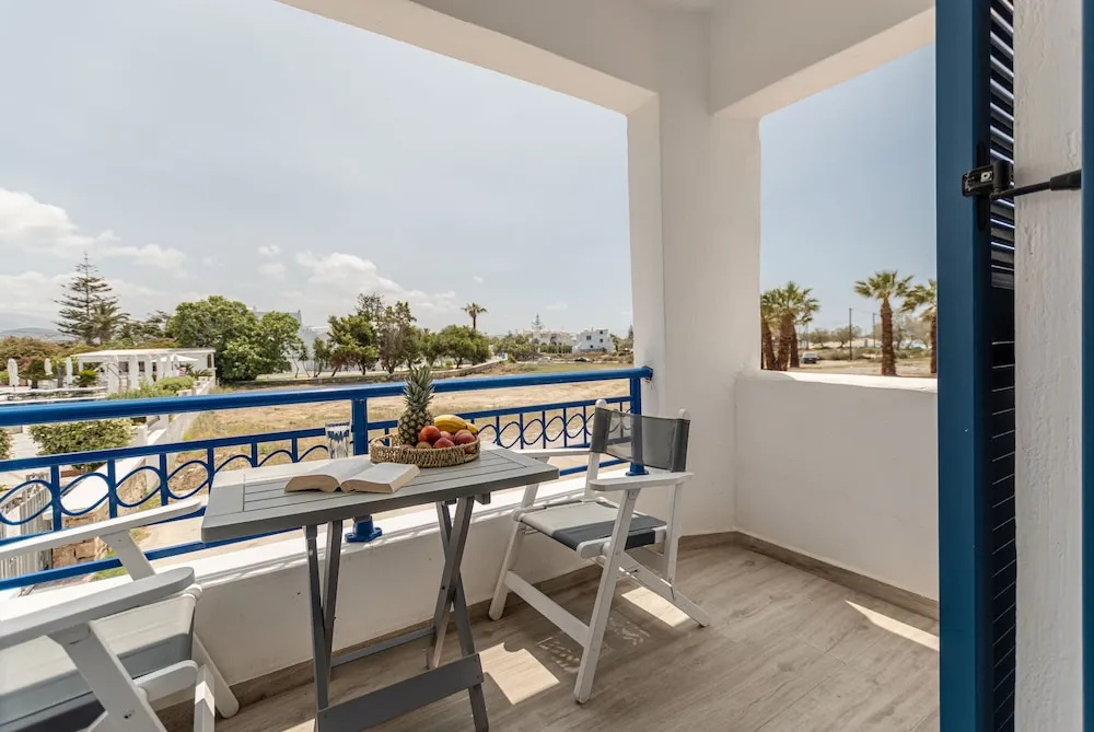 2 Bedrooms Apartment with partial sea view