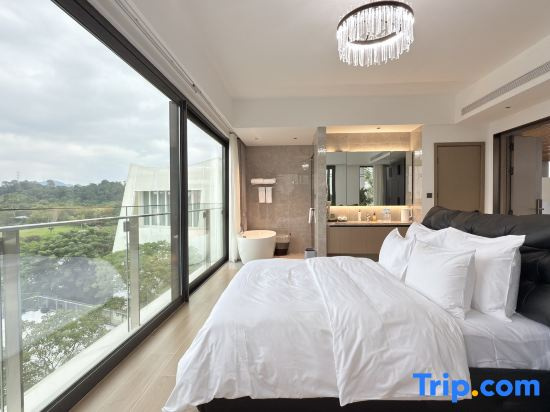 3 Bedrooms Premier Duplex Suite with lake view