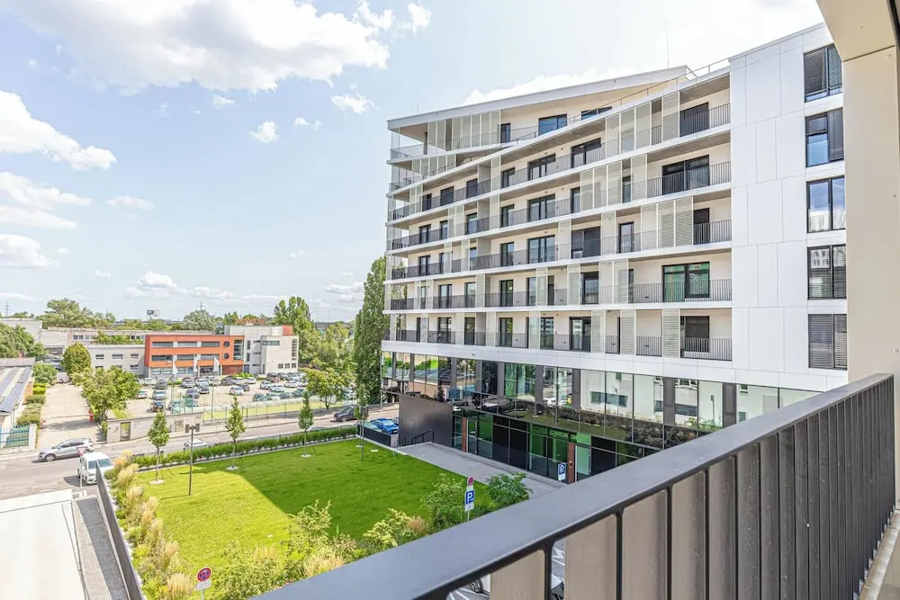 1BR Apartment Near Airport with Parking