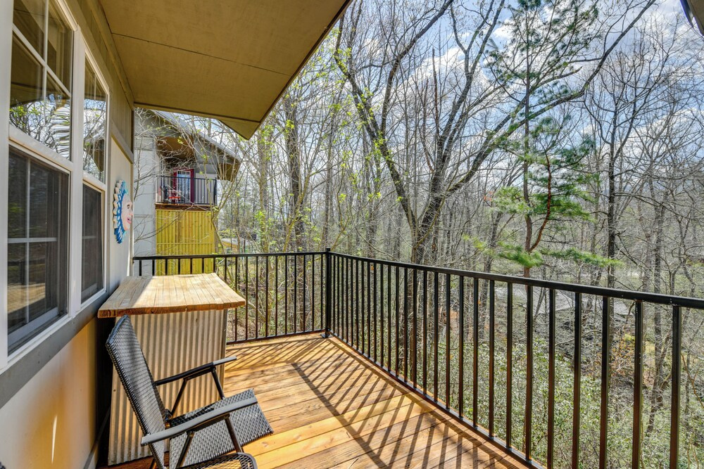Chic Townhome + Hot Tub & Bonus Room & 3 Balconies