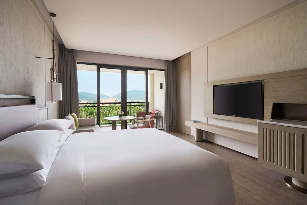 Deluxe Double room with balcony (full double bed)