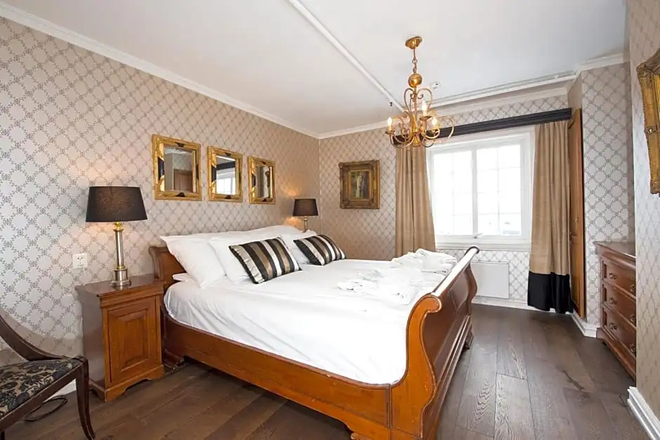 Suite with city view