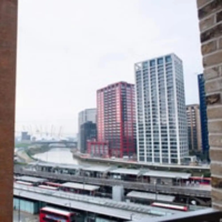 Spacious Flat In London Zone 2 With River Views