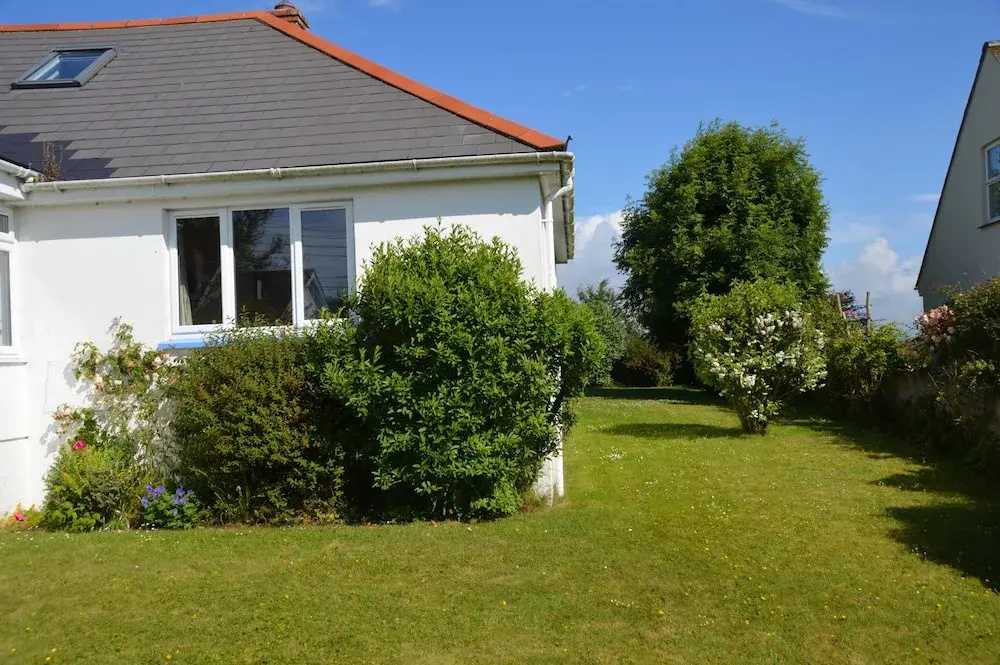 House - Sleeps 8, Close to Beach & Free Parking