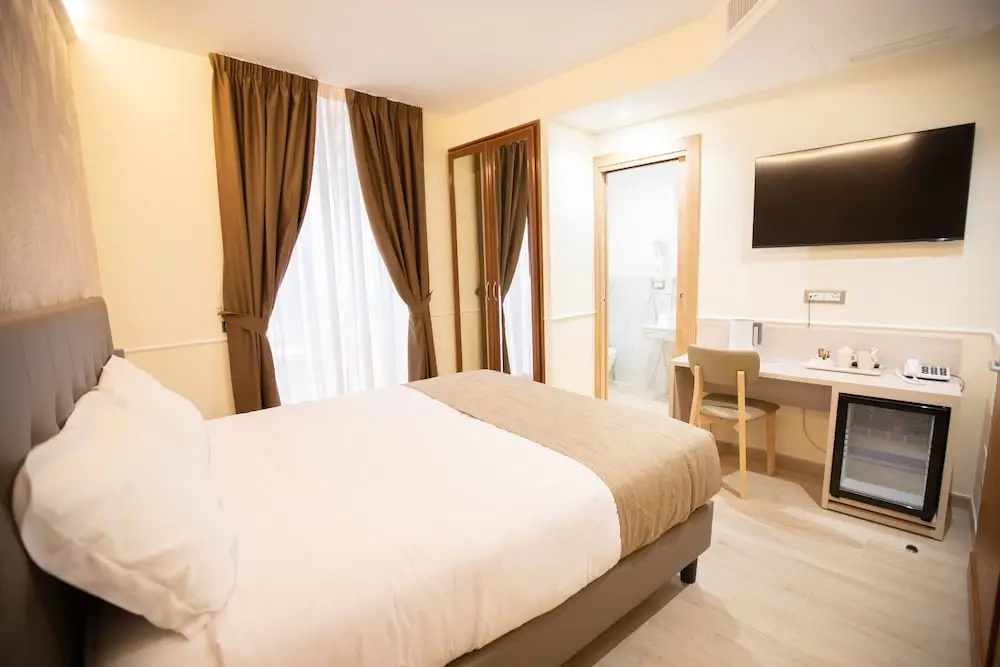 Deluxe Double room with city view (full double bed)
