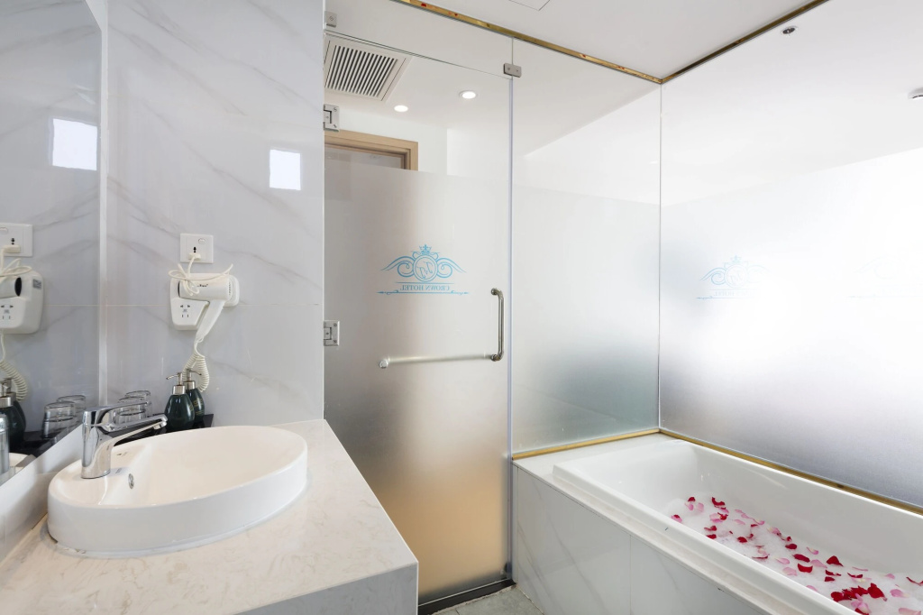 Отель Crown Hotel Nha Trang в Нячанге