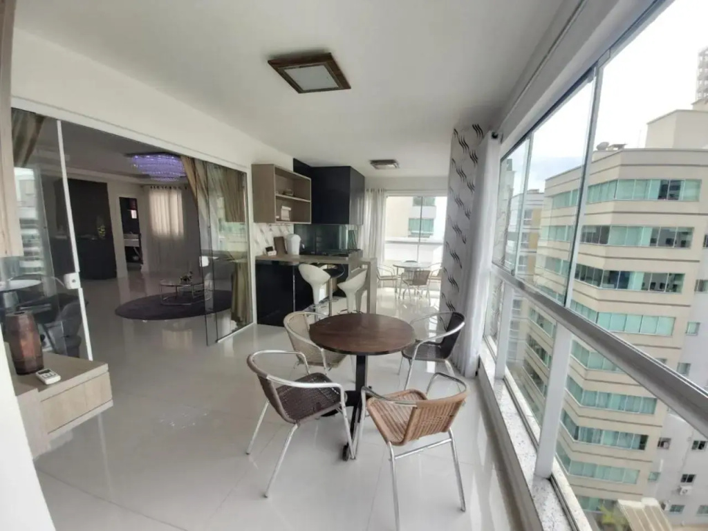 Lindo Apartamento com 5 suítes perto do mar! No melhor lugar de Meia Praia