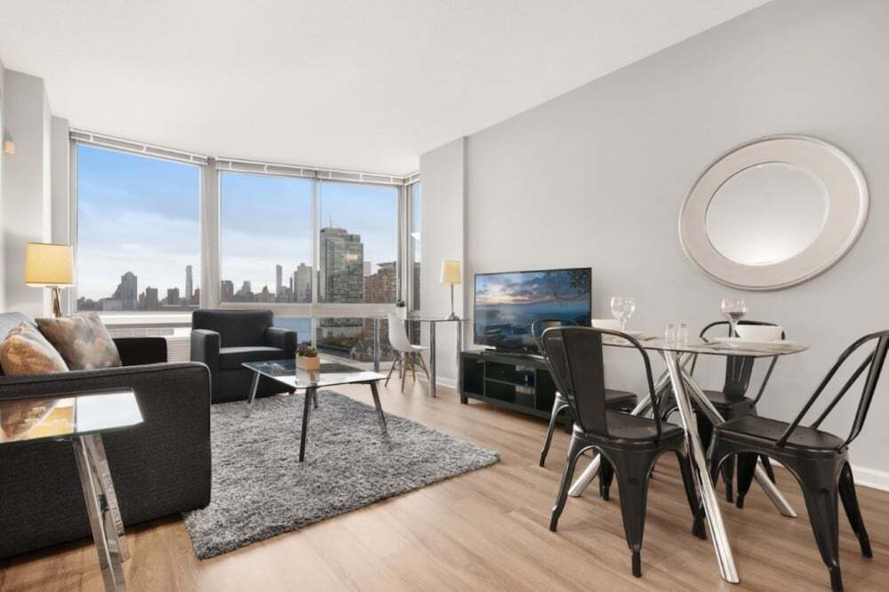 兩臥室豪華四人公寓，享有河景