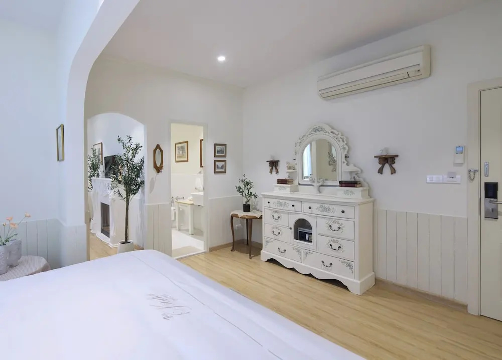 Kitsch Hotel — 2