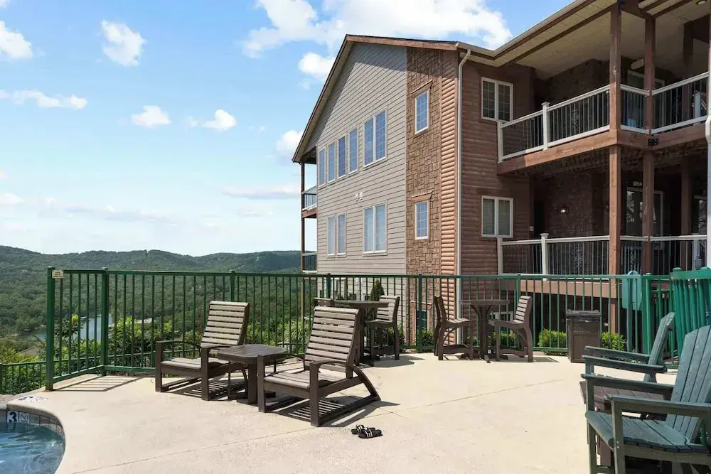 Cliffside Lake Retreat - 2 Bdr, Walk to Table Rock