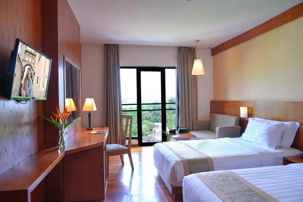 Oak Tree Emerald Hotel & Conventions Semarang — 5