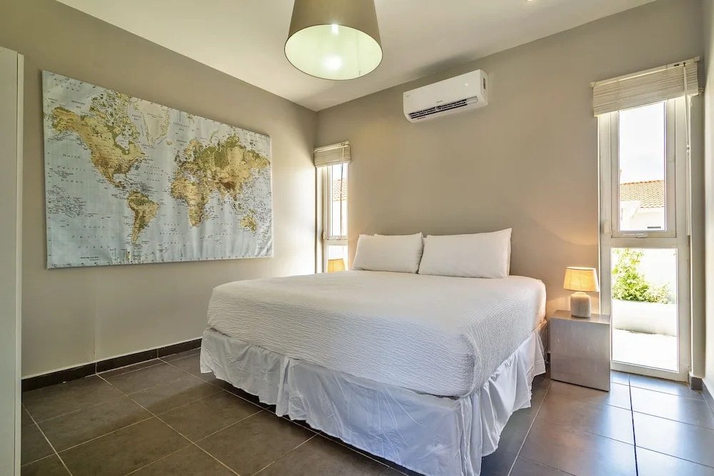 Stunning Modern Home, Near Beaches Full AC