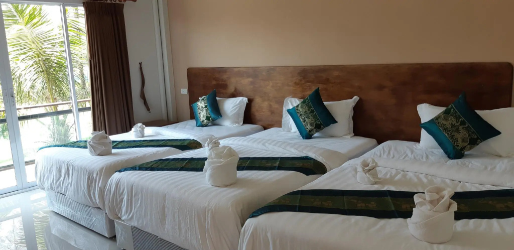 Standard Triple room