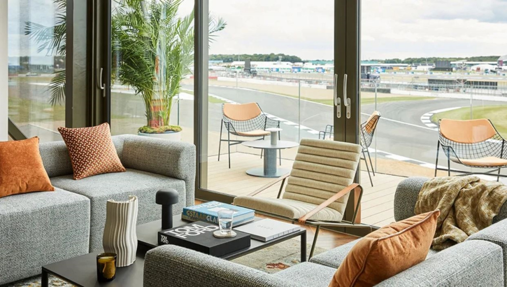 2 Bedrooms Trackside Residence