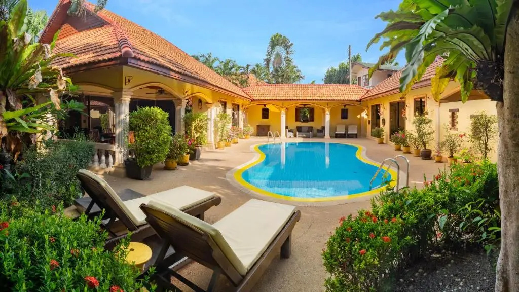 5 Bedrooms Villa