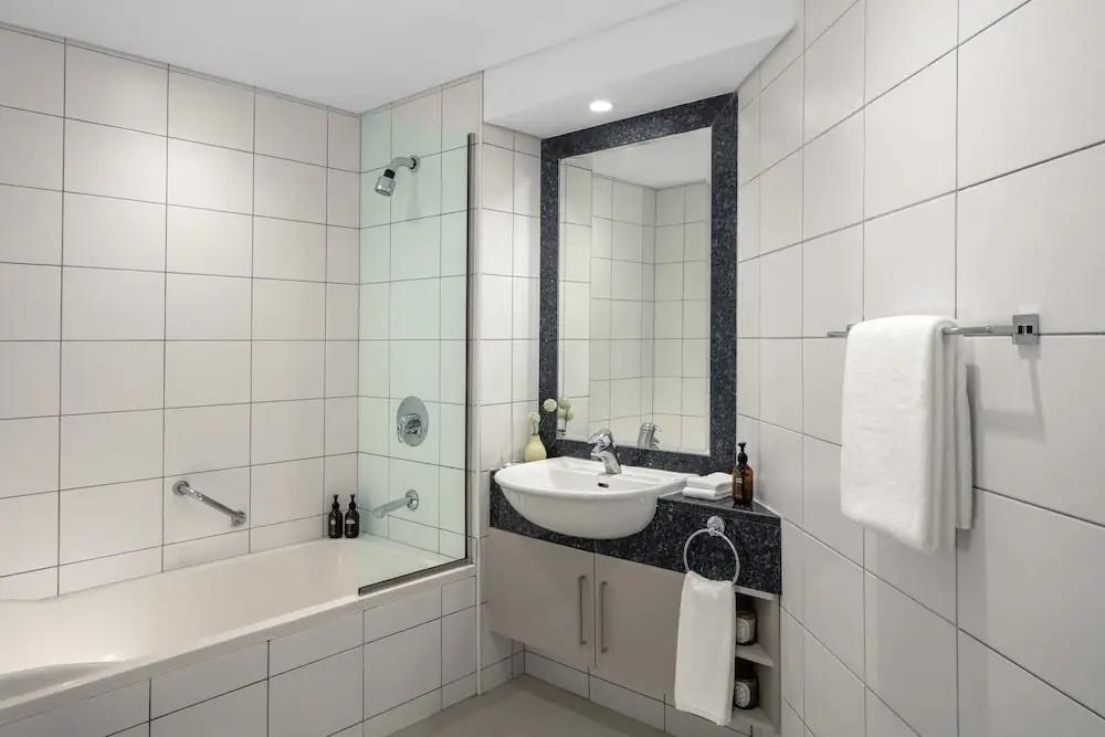 Четырёхместный люкс с 2 комнатами с видом на море в Staybridge Suites Dubai Financial Centre