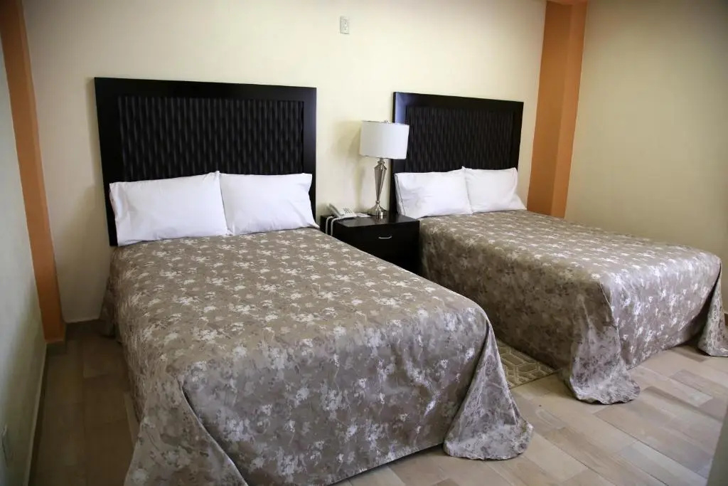 Hotel Plaza Bernal - Chambres
