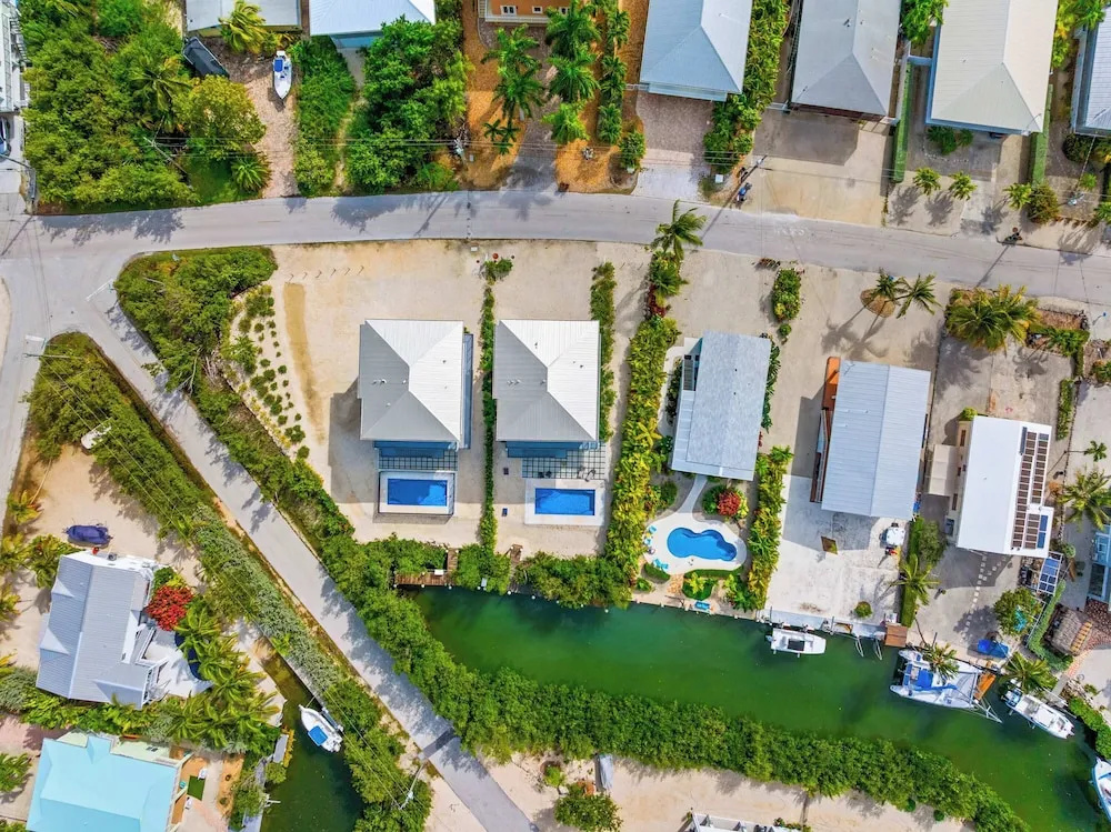 Isla Luna Waterfront Oasis Pool Dock Kayaks